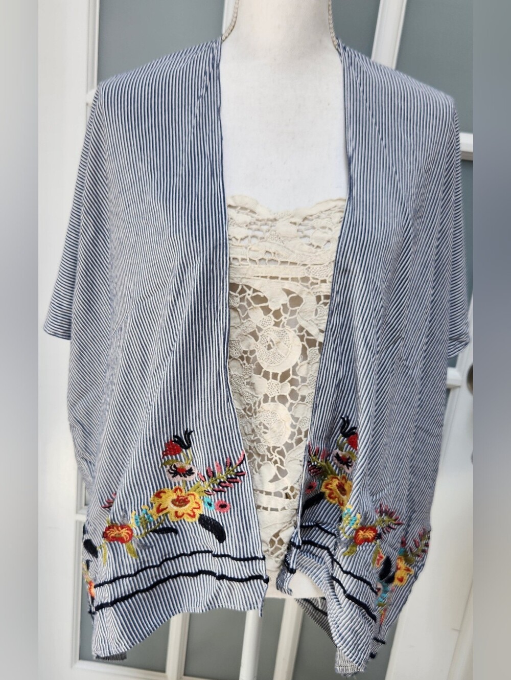 MIA & TESS Lightweight Embroidered Caftan Coverup One Size Good Conditiion